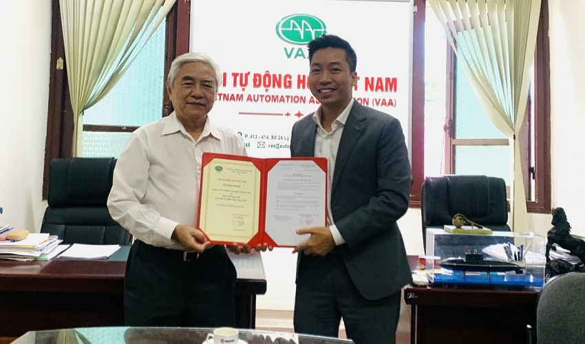 Ông Nguyễn Mạnh Tùng - Tổng Giám đốc Công ty Cổ phần Tập đoàn Song Nam nhận Chứng nhận kết nạp hội viên mới từ Chủ tịch Hội Tự động hóa Việt Nam. Ảnh: VAA